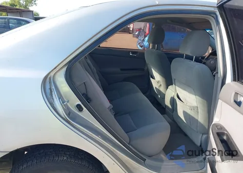 2005 Toyota Camry Le z USA, uszkodzony, nr VIN 4T1BE32K55U404868